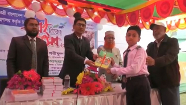 শিক্ষার্থীদের হাতে বই তুলে দিয়ে পটুয়াখালীতে বই উৎসব পালিত