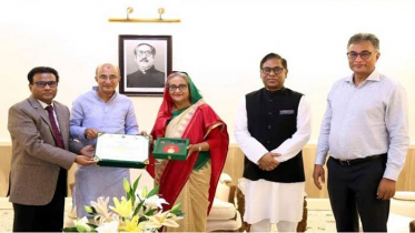 প্রধানমন্ত্রীর কাছে বিদ্যুৎ বিভাগের স্বাধীনতা পদক হস্তান্তর