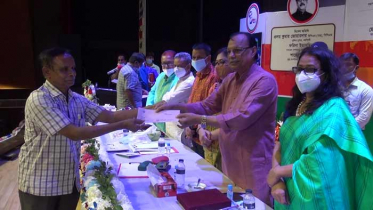 নরসিংদীতে সাংবাদিকদের মাঝে প্রধানমন্ত্রীর প্রণোদনার চেক বিতরণ