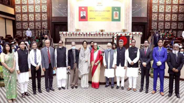 মঞ্চ থেকে নেমে মুক্তিযোদ্ধার হাতে পদক তুলে দিলেন প্রধানমন্ত্রী