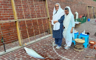 প্রধানমন্ত্রীর মাছ ধরার ছবি নেটিজেনদের মন জয় করেছে