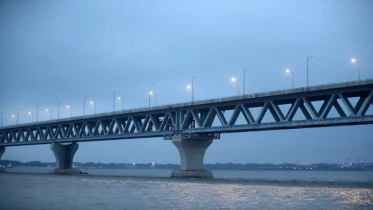 আলোকিত হলো স্বপ্নের পদ্মা সেতু