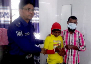 বাকপ্রতিবন্ধী কিশোরকে বাড়ি পৌঁছে দিলেন পুলিশ সদস্যরা 