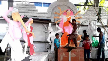 ঠাকুরগাঁওয়ে দুর্গাপূজা শেষ মুহূর্তে চলছে রংতুলির কাজ