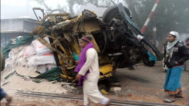 যশোরে ট্রেনের ধাক্কায় ট্রাকের চালক-হেলপার নিহত