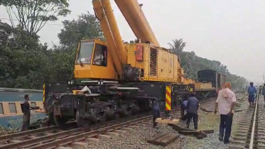 রেল দুর্ঘটনায় ২২ ঘণ্টা পার হলেও শেষ হয়নি উদ্ধার অভিযান