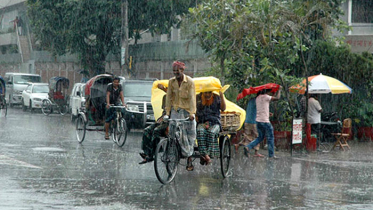বিক্ষিপ্তভাবে মাঝারি ধরণের ভারী বর্ষণের সম্ভাবনা