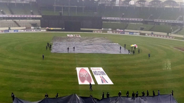 শুরুতেই আঘাত, বৃষ্টিতে বন্ধ খেলা