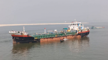 মাঝ পদ্মায় যাত্রীবাহী লঞ্চ ও তেলবাহী ট্যাঙ্কারের সংঘর্ষ