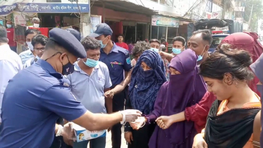 রাজবাড়ীতে সহস্রাধিক মাস্ক ও স্যানিটাইজার বিতরণ