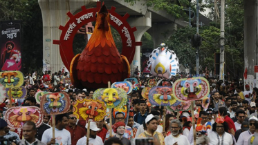 ঢাবিতে ঢোল-বাদ্য আর রঙিন মোটিফে বৈশাখী শোভাযাত্রা শুরু