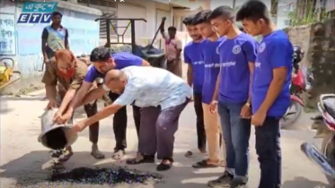 স্কুলশিক্ষার্থীর টিফিনের টাকায় সড়ক সংস্কার (ভিডিও)