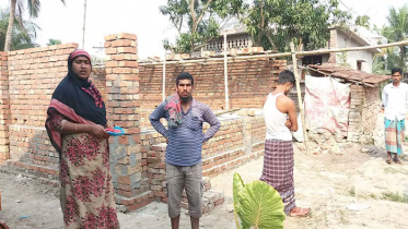 সরকারি রাস্তা দখল করে ঘর নির্মাণের চেষ্টা, আহত ১