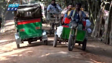 নরসিংদীর সড়কে ঝুঁকি নিয়ে চলছে যানবাহন (ভিডিও)