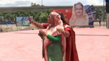 প্রধানমন্ত্রী মাকে নিয়ে সেলফি তুললেন পুতুল