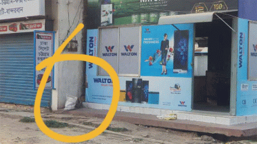 সাইনবোর্ডে ট্রাফিক পুলিশ বক্সের বাইরে ব্যাগের ভেতরে বোমা