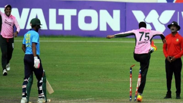 লাথি মেরে স্ট্যাম্প উড়িয়ে ক্ষমা চাইলেন সাকিব