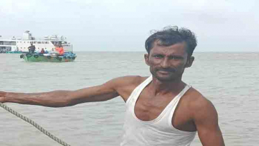 সন্দ্বীপ চ্যানেলে ঝাঁপ দিয়ে যাত্রীর প্রাণ বাঁচালেন লালবোটের মাঝি