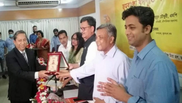 জুম বাংলা যুগপূর্তি সম্মাননা পেলেন ডা. স্বপ্নীল