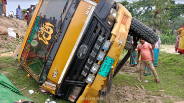 সাতক্ষীরায় ধান বোঝাই ট্রাক উল্টে ২ শ্রমিক নিহত