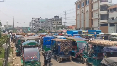 চাঁদাবাজির অভিযোগে সাভারে অটোরিকশা চালকদের সড়ক অবরোধ