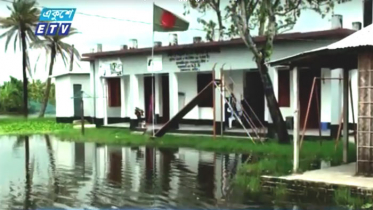 জলাবদ্ধতায় স্কুল, ভোগান্তিতে শিক্ষক-শিক্ষার্থীরা