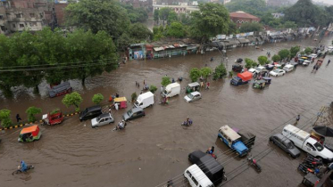পাকিস্তানে সেনা কর্মকর্তাসহ ত্রাণ বিতরণের হেলিকপ্টার নিখোঁজ