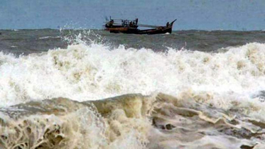 উত্তাল সাগর, লালদিয়ায় ভাসছে জেলেবিহীন ট্রলার