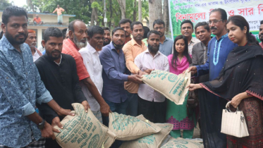 শেরপুরে প্রান্তিক কৃষকদের মাঝে বিনামূল্যে বীজ ও সার বিতরণ