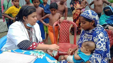 বন্যা কবলিত গর্ভবতী মা ও শিশুদের পাশে এই নারী চিকিৎসক 