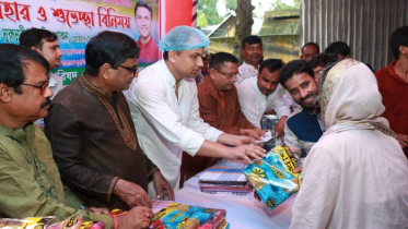 পূজার উপহার দিলেন ছাত্রলীগের শোভন