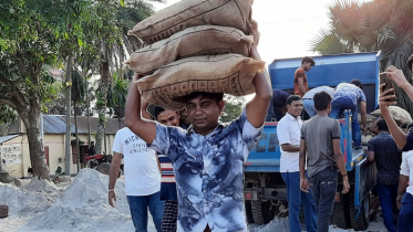 বানভাসীদের মাঝে সিংড়ার মেয়রের মানবিক সহায়তা  