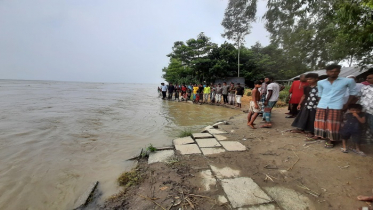 যমুনার তীর রক্ষা বাধে ধস, এলাকা জুড়ে আতঙ্ক