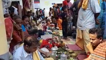 পূর্ণার্থীর আগমনে মুখরিত সীতাকুণ্ডে শিব চতুর্দশী মেলা