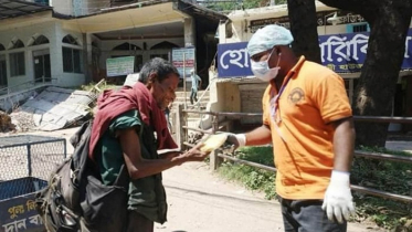 প্রতিদিন অসংখ্য পাগলের মুখে হাসি ফুটান সীতাকুণ্ডের আবু তাহের