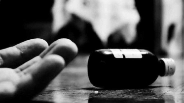 বাড়ির ছোট ছেলে আত্মীয়কে ফোনে জানান ‘সবাই আত্মহত্যা করছি’