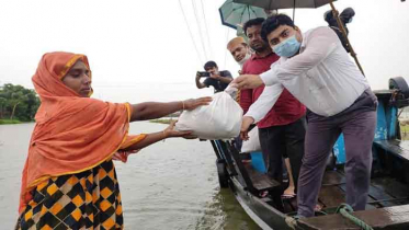 সরাইলে বন্যায় পানিবন্দী পরিবারে খাদ্য সহায়তা 