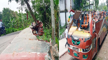 ঝালকাঠিতে গাছে ধাক্কা লেগে উড়ে গেছে বাসের ছাদ, আহত-৫