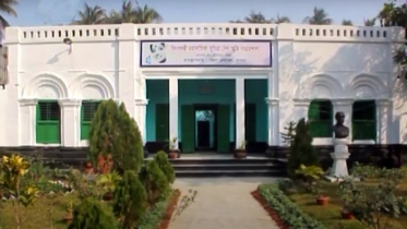 সাইনবোর্ড ছাড়া কিছুই হয়নি সুচিত্রা সেনের পৈত্রিক বাড়িতে (ভিডিও)