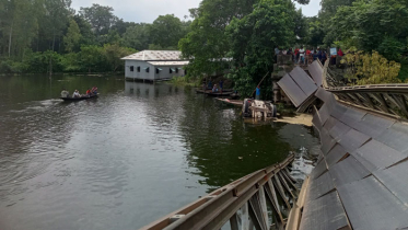 টাঙ্গাইলে বেইলি ব্রীজ ভেঙে ট্রাক পানিতে, যোগাযোগ বিচ্ছিন্ন