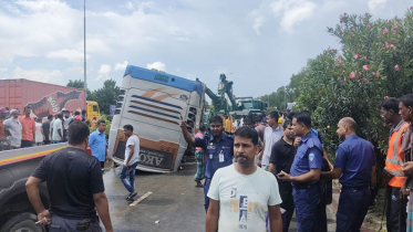 নিয়ন্ত্রণ হারিয়ে বাস উঠে গেল মাইক্রোর ওপর, নিহত ৬