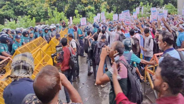 বেসরকারি প্রাথমিক শিক্ষকদের ওপর জলকামান-সাউন্ড গ্রেনেড নিক্ষেপ