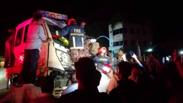 মহাসড়কে রাখা কাভার্ড ভ্যানে ট্রাকের ধাক্কা, নিহত ১