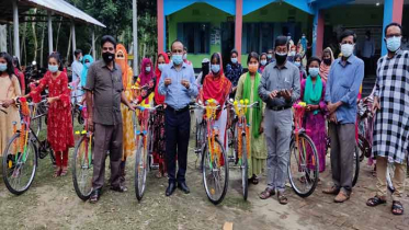 ঠাকুরগাঁওয়ে মেধাবী ২৩ নারী শিক্ষার্থীর মাঝে বাইসাইকেল বিতরণ