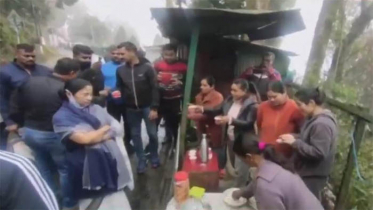 জনসংযোগে গিয়ে মোমো বানালেন মমতা বন্দোপাধ্যায়!