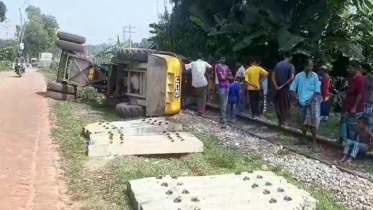 ক্রেন উল্টে রেললাইনে, ঢাকা-ময়মনসিংহ ট্রেন চলাচল বন্ধ 