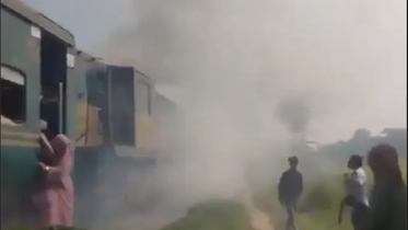 ময়মনসিংহে ট্রেনের ইঞ্জিনে আগুন, চলাচল বন্ধ ময়মনসিংহে ট্রেনের ইঞ্জিনে আগুন, চলাচল বন্ধ