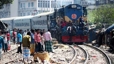 রাজধানীতে ট্রেনের ধাক্কায় ২ যুবকের প্রাণহানি