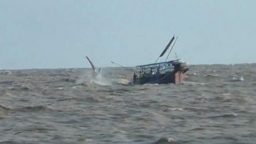 ১৪ মাঝিমাল্লা নিয়ে বঙ্গোপসাগরে ট্রলার ডুবি, নিখোঁজ ১