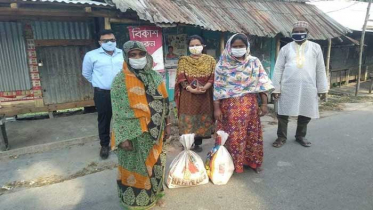 দুস্থদের ঘরে খাবার পৌঁছে দিচ্ছেন নলছিটি’র ইউএনও